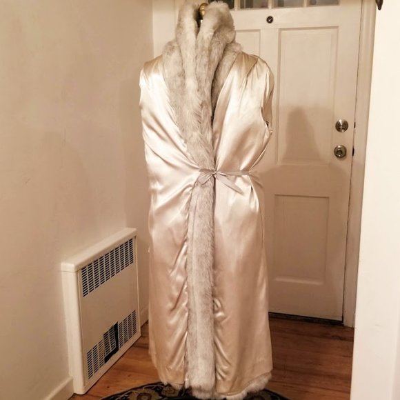 Silver Fox | Faux Fur | Signature Collection by Russel Taylor | Limited Edition - Picture 2 of 16